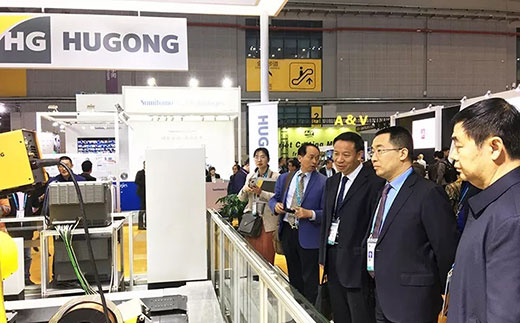 河南省鹤壁市市长莅临bevictor伟德官网意大利CEA展位